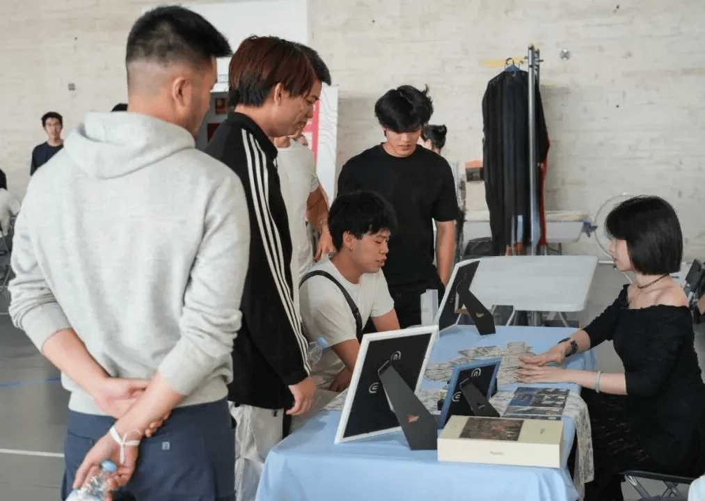 大学生趣味运动会如何让中西青年“玩”成一片?开元ky棋牌汉服、塔罗、运动破冰!第二届中西(图4) 大学生趣味运动会如何让中西青年“玩”成一片?开元ky棋牌汉服、塔罗、运动破冰!第二届中西(图4)